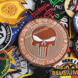 Parches bordados de texto y logotipo personalizados con insignias cosidas con cuentas de detalle preciso para uniformes y decoración de bolsos - Product Image 6