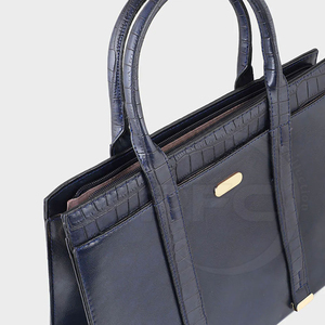Sac en cuir véritable à la mode pour femmes Offre Spéciale fait à la main au Pakistan léger avec double poignée fermeture à glissière imprimé - Product Image 5