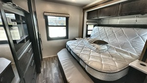 Autocaravana E-n-t-e-g-r-a C-o-a-c-h Accolade XT 35L 2023 usada, lista para vender - Product Image 3