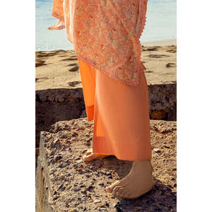 Ensemble 3 pièces DN-52021 en tissu lawn imprimé et brodé Schiffli avec dupatta brodée à motifs en relief, paréo de plage - Product Image 4