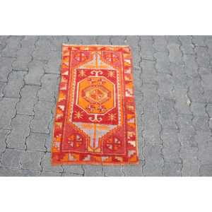 Alfombra Turca Vintage Pequeña de 1.6x2.8 pies, Alfombra Roja con Puntos Naranja - Product Image 1