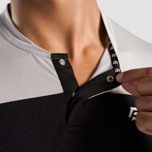 เสื้อยืดเทนนิสโพลีเอสเตอร์ 100% พร้อมดีไซน์ซิป ผ้าถักสีดำ-เทา - Product Image 5