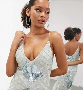 Vestido MIDI edición diamante y cristal y lentejuelas con dobladillo de plumas de imitación en azul hielo cuello en V caliente y sexy - Product Image 3