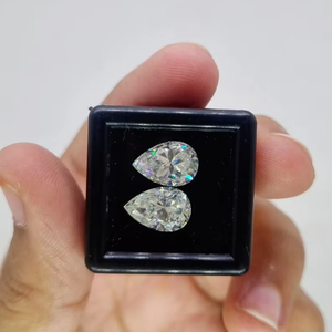 Diamante facetado de moissanita con forma de pera blanca - Product Image 1