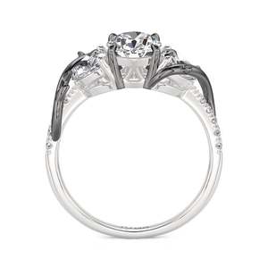 Bague de fiançailles géométrique à deux tons avec trois pierres et bande torsadée en or blanc plaqué rhodium - Product Image 3