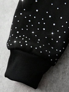 เสื้อฮู้ดสวมหัวติดพลอยเทียมสีดำสำหรับผู้ชายเสื้อฮู้ดติดคริสตัลแนวสตรีท500GSM มีฮู้ดและแขนเสื้อฮู้ดสำหรับฤดูหนาวโลโก้ขนาดใหญ่ออกแบบได้ตามต้องการ - Product Image 4