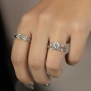 แหวนหมั้นเพชรโมอิสทรงกลมตัดเป็นเอกลักษณ์พร้อมแหวนเพชรโมอิสใส VVS1 - Product Image 2