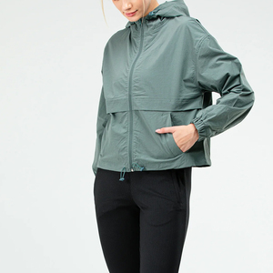 Chaqueta cortavientos impermeable con logotipo personalizado para mujer, chaqueta cortavientos de talla grande con cuello levantado para exteriores, transpirable con OEM - Product Image 5