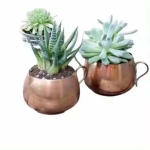 Jardinières et pots de fleurs en cuivre de forme ronde martelée par un designer moderne - Product Image 3