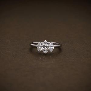 แหวนเพชรทรงมาร์ควิส แหวนเพชรเลี้ยงในห้องปฏิบัติการ แหวนสามเม็ด 0.94 กะรัต น้ำหนักรวม ระดับสี F ความสะอาด VVS1 VVS2 ได้รับการรับรอง แหวนเพชร ของขวัญวันครบรอบสำหรับเธอ ทันสมัย - Product Image 2