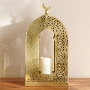 Lanterne en verre haute en métal doré avec un élégant dôme supérieur, ventilation perforée, design classique pour la décoration de maison de luxe - Product Image 5