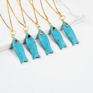 Collier pendentif en forme de poisson turquoise sculpté à la main avec des pierres précieuses émeraude-Pendentif en argent 925 et or vermeil - Product Image 2