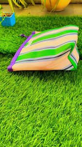 Bolsa de viaje a rayas personalizada para la playa, bolsa ecológica de nailon reciclado reutilizable con cremallera y logotipo, bolsa de aseo para cosméticos - Product Image 2