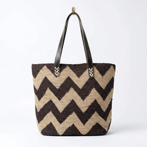 Sac fourre-tout en raphia fait main avec logo personnalisé, motif chevron, style bohème, dessus ouvert, doublure en coton - Taille moyenne pour la plage, les vacances et les voyages - Product Image 1
