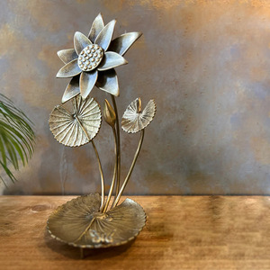 Exhibición de flores hechas a mano para acentos inspirados en la naturaleza Forma de flor decorativa Pieza de exhibición para un estilo vibrante para el hogar - Product Image 1