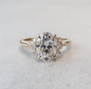Bague de fiançailles pour femme certifiée IGI avec diamant ovale de laboratoire de 2,20 carats, bague de mariée en cluster avec diamant de laboratoire de 2,20 carats, plaqué rhodium - Product Image 1