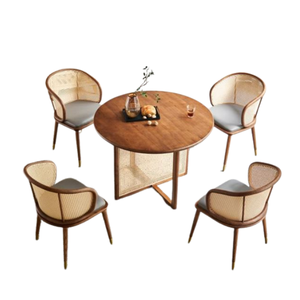 Table de salle à manger ronde avec 4 chaises Ensemble de salle à manger abordable de haute qualité avec chaises en rotin en vente - Product Image 1
