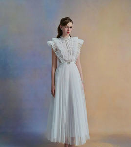 Robe midi plissée blanche Muse Design, col haut à volants, style romantique royal, fabriquée au Vietnam - Product Image 4