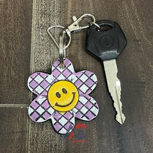 Nouvel Arrivage – Porte-clés en Cuir Véritable Personnalisé avec Motif Fleur, Design Échiquier Premium, pour Voiture et Sac – Vente en Gros Direct Usine - Product Image 1