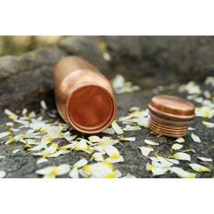 Bouteille d'eau en cuivre indien de haute qualité la plus vendue avec un design traditionnel élégant et des verres de bien-être en métal pur avec couvercle - Product Image 1