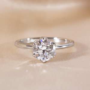 แหวนหมั้นเพชรโมอิสทรงกลมตัด8มม. | ชุดโซลิแทร์แบบคลาสสิค6ง่าม | เครื่องประดับเจ้าสาวสีทองหรือสีเงิน - Product Image 5