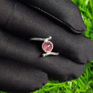 Bague en argent sterling 925 avec lunette chic et élégante en plaqué rhodium et tourmaline rose naturelle pour les occasions de fête - Product Image 1