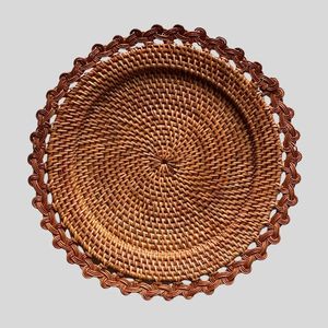 Assiette en rotin classique de forme ronde conçue pour les intérieurs rustiques Appartements modernes et salles à manger élégantes - Product Image 1