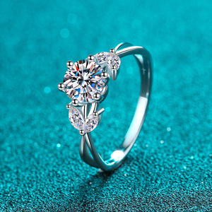 Bague de fiançailles Jeulia Moissanite - Six griffes torsadées en argent sterling plaqué rhodium, motif floral en forme d'herbe - Product Image 4