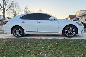 Lexus LS 460 AWD V8 2013, Paquete de Confort, Diferencial Central de Deslizamiento Limitado, Sin Modificaciones - Product Image 3