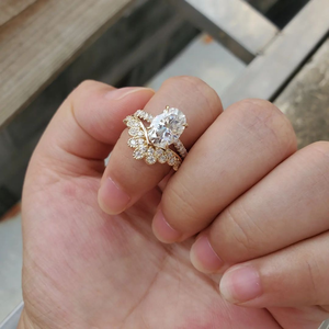 3.00 CTW ovale coupe Moissanite bague ensemble demi-éternité alliance avec grappe et bride en or jaune or jaune Halo alliance - Product Image 1