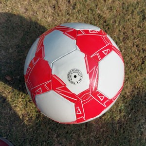 Ballon de football en cuir à bas prix Logo personnalisé Entraînement de football Ballon de football pakistanais Conception de machine Taille 5 en cuir PU - Product Image 4