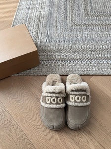 Chaussons d'hiver personnalisés de créateur, fabriqués avec des matériaux de haute qualité, chauds, à semelle épaisse, antidérapants, en fourrure pour femmes - Product Image 4