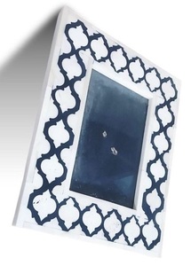 Cadre photo décoratif en bois incrusté d'os blanc et bleu pour le salon, la chambre, le bureau et les cadeaux avec motif unique - Product Image 2