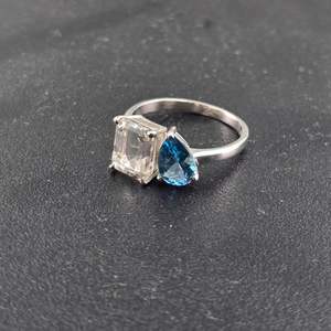 แหวนเงิน925ดีพร้อมบุษราคัมสีฟ้าและพลอยบุษราคัมสีขาวสำหรับผู้หญิง - Product Image 1