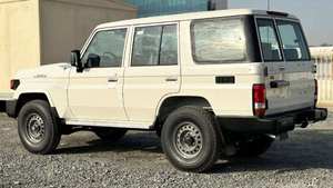 VENTES MONDIALES DE TOYOTA LAND-CRUISER LC76 4.2L Hardtop <span class=keywords><strong>4X4</strong></span> Transmission Manuelle Diesel D'OCCASION - Product Image 2