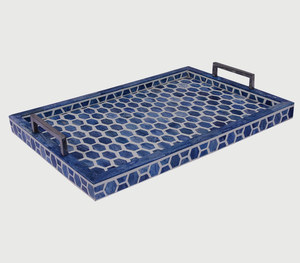 Plateau de service luxueux en résine bleue artisanale avec motif géométrique moderne en nid d'abeille et poignées en métal, décoration rectangulaire - Product Image 3