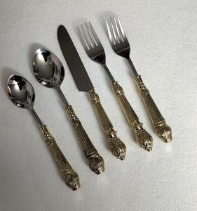 ชุดช้อนส้อมสแตนเลสสตีลแบบวินเทจ ดีไซน์ยั่งยืน พร้อมด้ามจับทองเหลืองลายปั๊มนูน ทนทานและนำกลับมาใช้ใหม่ได้ - Product Image 5