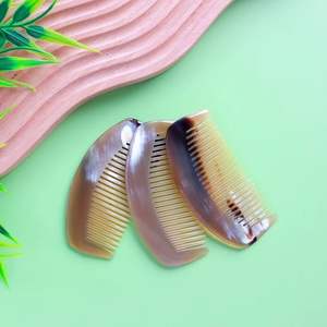 PALABRAS CLAVE COLORES CUERNO BUFFALO PEINES AL POR MAYOR Peines de cuerno antiestáticos naturales para regalos de vacaciones por artesanía de media luna - Product Image 6