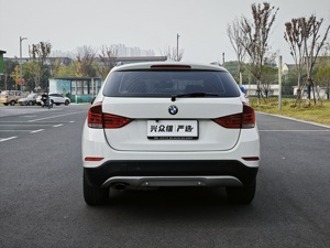 รถบีเอ็มดับเบิลยู X1 SDrive Leading Edition ปี 2013 สภาพดีมาก พวงมาลัยซ้าย SUV 5 ที่นั่ง พร้อมหลังคาซันรูฟแบบพาโนรามา เบาะหนังสีเข้ม - Product Image 5