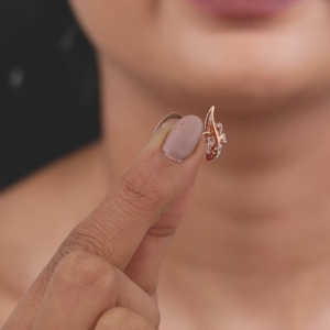 Boucles d'oreilles élégantes en or rose avec clous en diamant et goutte de pluie au design complexe - Product Image 1