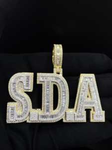 Colgante Unisex de Acero Inoxidable Premium con Aspecto de Diamante CZ Estilo Hip Hop - Product Image 4