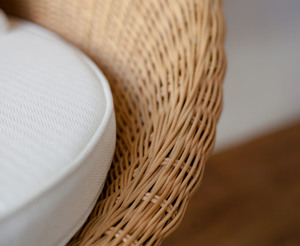 เก้าอี้เท้าแขนหรูหราที่มีพนักพิงหวายทอมือโครงโลหะและเบาะรองนั่งเพื่อการออกแบบที่อบอุ่นและเป็นอมตะ - Product Image 3