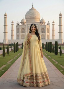 Robe Anarkali de haute qualité pour femmes, robe de mariée et de soirée de luxe, robe Anarkali avec broderie à la main, disponible à la vente - Product Image 2