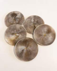 Ensemble de sous-verres élégants en résine noire et beige pour décoration de table à la maison moderne Accessoires de verres de qualité supérieure à vendre - Product Image 5