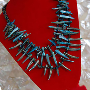 Collar de Conchas Marinas Vintage de Indonesia, Collar de Conchas con Cuentas de Forma Natural y Motivo Religioso - Product Image 2