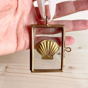 กรอบรูปติดผนังทรงสี่เหลี่ยม ขอบทองเหลือง กระจกใส สำหรับใส่รูปถ่ายขนาดเล็ก ตกแต่งด้วยดอกไม้แห้ง - Product Image 5