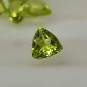 Trillion Cut Peridot Gemstone Tamaño calibrado Todos Los tamaños disponibles Corte facetado Peridot natural Piedra natal Piedra para la fabricación de joyas - Product Image 5