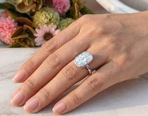 Bague de fiançailles solitaire Lurba Jewels en diamant de laboratoire taille coussin de 3,75 carats pour femme, en argent S925 plaqué rhodium, sertie clos, certifiée IGI - Product Image 5