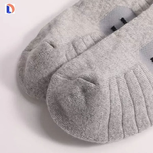 Vente en gros de chaussettes unisexes en coton pour le printemps de créateurs du fabricant OEM techniques de tricot noir avec logo personnalisé - Product Image 4