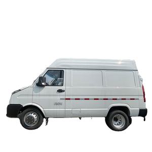 Furgoneta de Carga Pequeña con Motor Diésel Turbo de 2.5 T, Eficiente en Consumo de Combustible, Techo Bajo, 4 Asientos, Techo Panorámico, Asientos de Cuero, Automática - Product Image 2